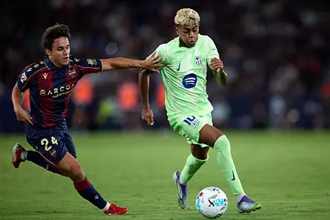 خدعة كوبارسي ولامين يامال يطلب المساعدة.. ما لم تشاهده في مباراة برشلونة وليفانتي (صور)